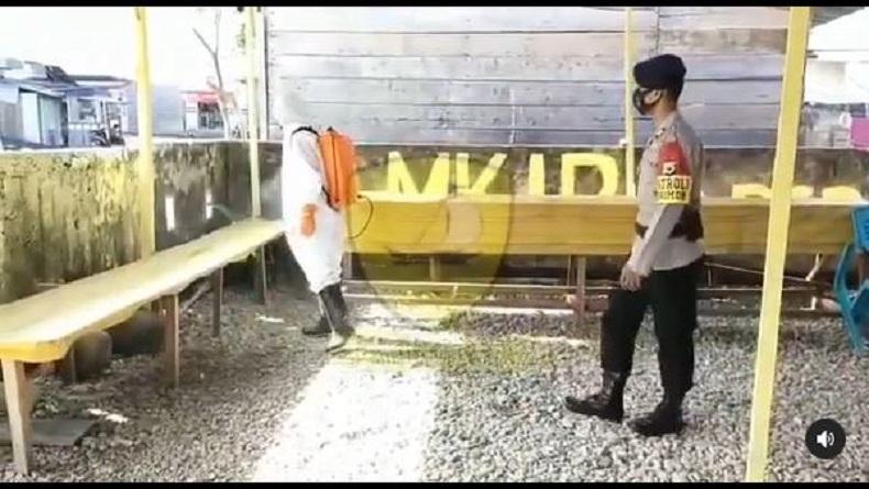 Tekan Penyebaran Covid-19, Brimob Polda Maluku Semprotkan Disinfektan