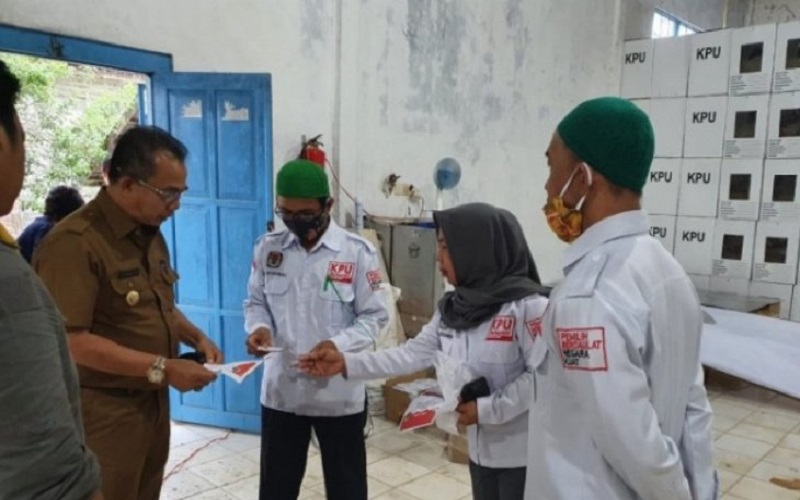 Pastikan Logistik Aman, Pjs Bupati Kotabaru Sambangi KPU