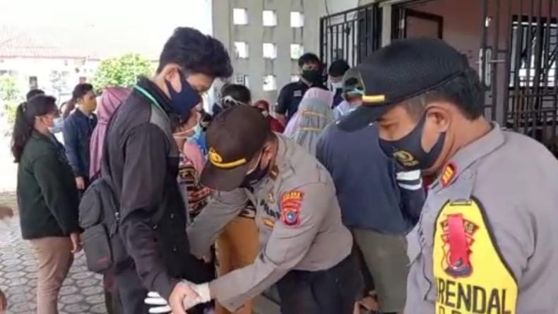 title Pilkada Serentak, Surat Suara Pilkada Bangka Selatan Mulai Dilipat Pilkada Serentak, Surat Suara Pilkada Bangka Selatan Mulai Dilipat