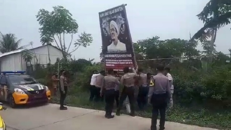 Polisi dan TNI Turunkan Spanduk Ilegal Bergambar Habib Rizieq di Serang Banten
