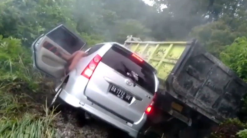 Rem Blong, Truk Batubara di Padang Tabrak Avanza hingga Nyaris Masuk Jurang