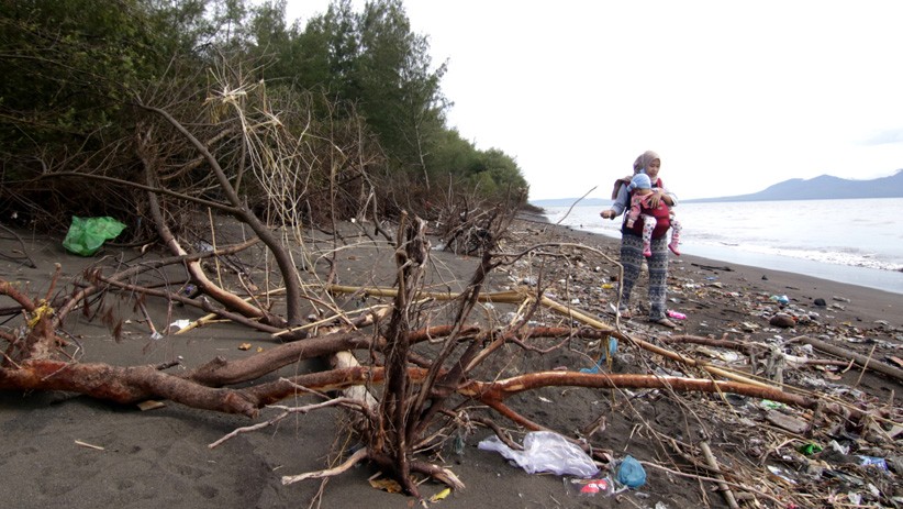 Dampak Gelombang Tinggi, Sampah Menumpuk di Pantai Cemara Banyuwangi - Bagian 2