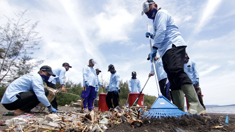 Dampak Gelombang Tinggi, Sampah Menumpuk di Pantai Cemara Banyuwangi - Bagian 1