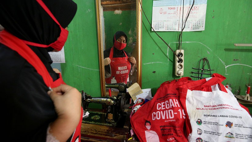 Tas Bansos Covid-19 Disulap Jadi Celemek, Dijual Rp150.000 - Bagian 3