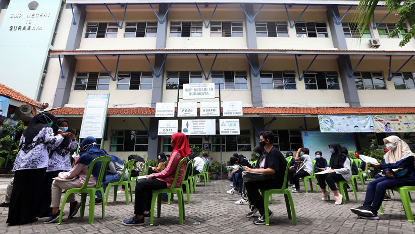 Ribuan Pelajar SMP Surabaya Jalani Swab Test sebelum Sekolah Tatap Muka - Bagian 4
