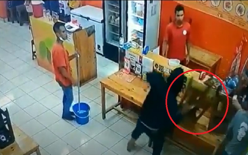 Terekam CCTV, Aksi Brutal Preman Tangerang Lempar Kursi ke Pelayan Ruko