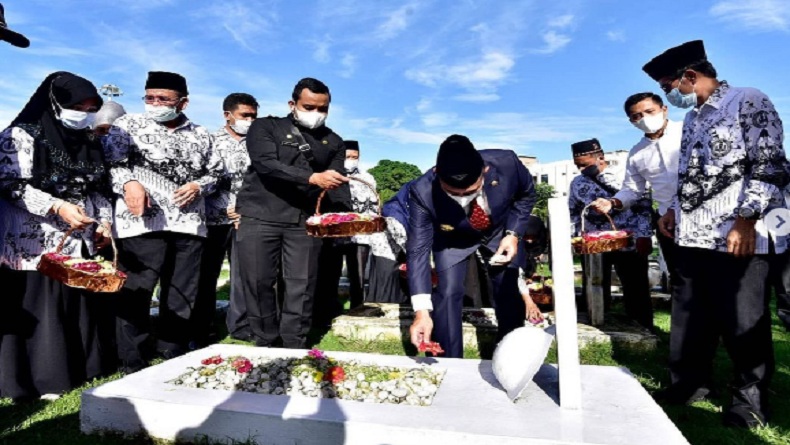 Peringati Hari Guru Nasional, Edy Rahmayadi Ziarahi Makam Pahlawan Pendidikan 