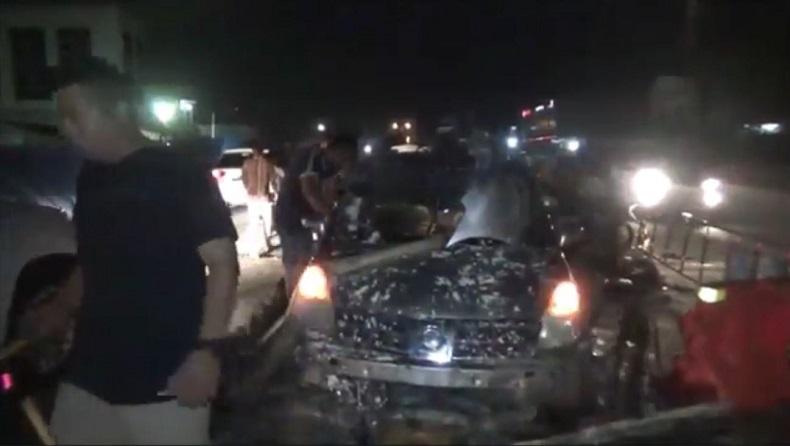 Sopir Diduga Mabuk, Minibus di Medan Tabrak Pembatas dan Gerobak Tahu