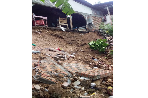 Hujan Deras sejak Pagi, Rumah Warga Nyaris Longsor