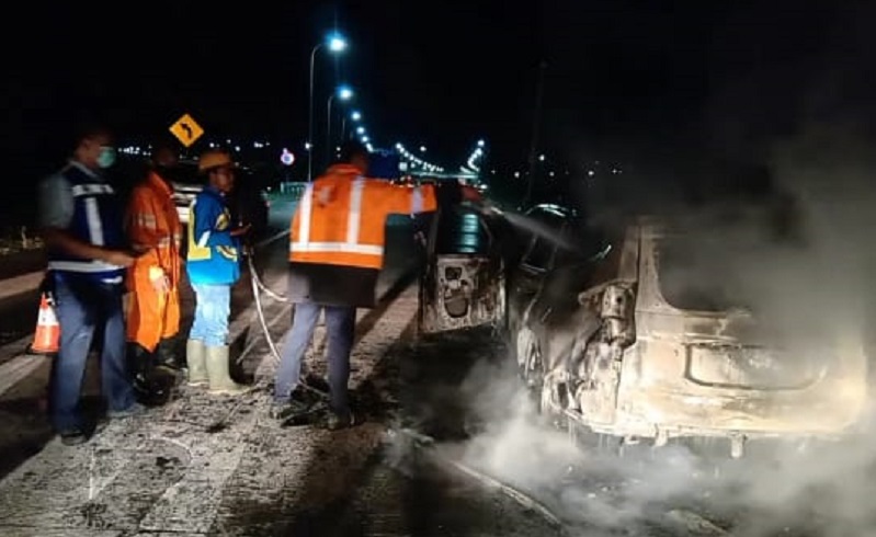 title Pajero Sport Terbakar di Ruas Tol Madiun-Surabaya, Penumpang Selamat Pajero Sport Terbakar di Ruas Tol Madiun-Surabaya, Penumpang Selamat