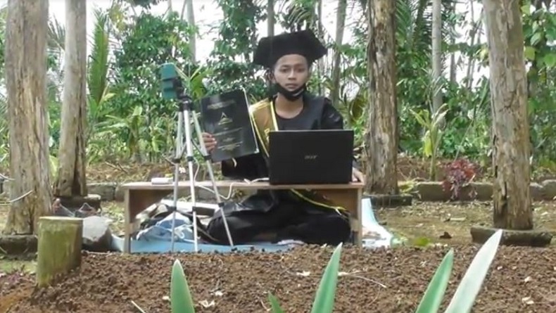 Penuhi Janji, Mahasiswa di Banjarnegara Wisuda di Makam Sang Ayah