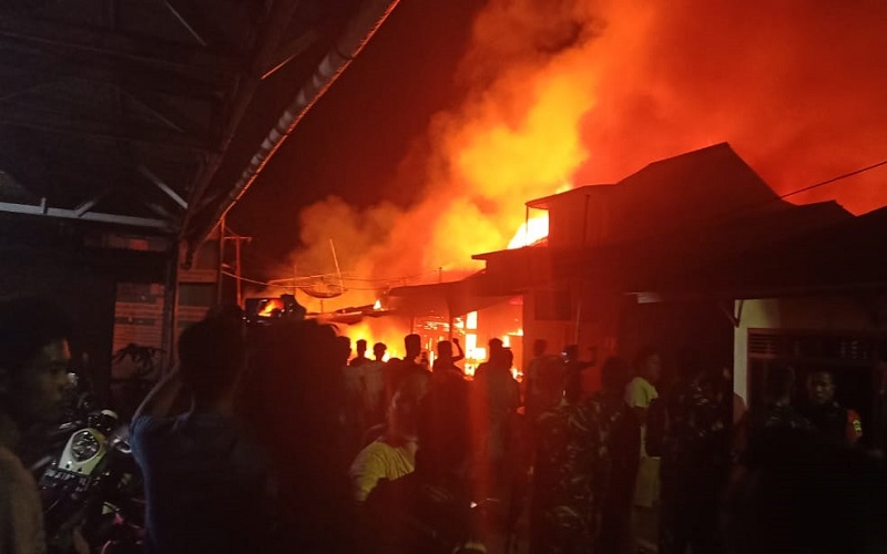 Rumah Sekda Nias Terbakar Bersama Belasan Bangunan Milik Warga