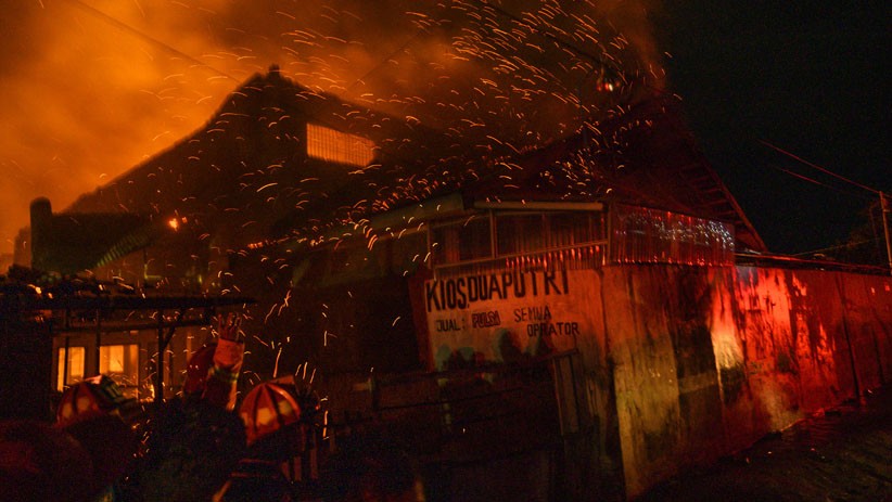Kebakaran Gudang Barang, Api Merembet ke Rumah-Rumah Warga di Palu - Bagian 1