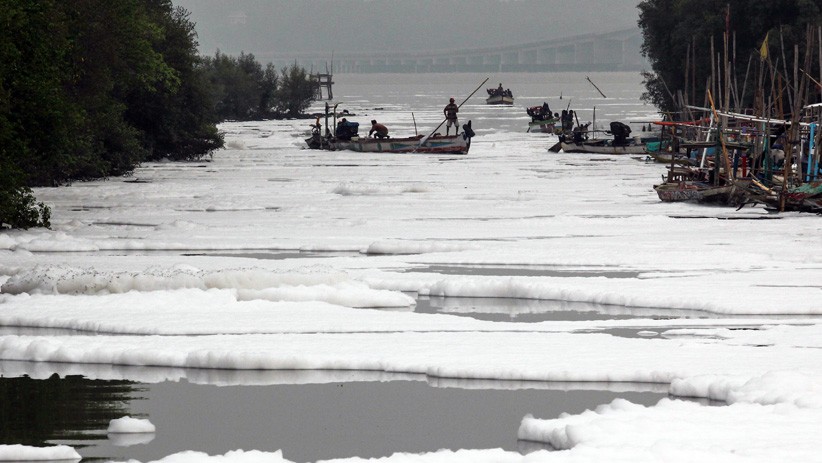 Muara Sungai Diselimuti Busa Putih, Diduga Limbah Mengalir ke Selat Madura - Bagian 1