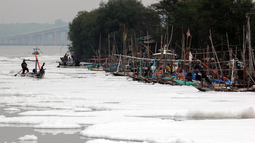 Muara Sungai Diselimuti Busa Putih, Diduga Limbah Mengalir ke Selat Madura - Bagian 2