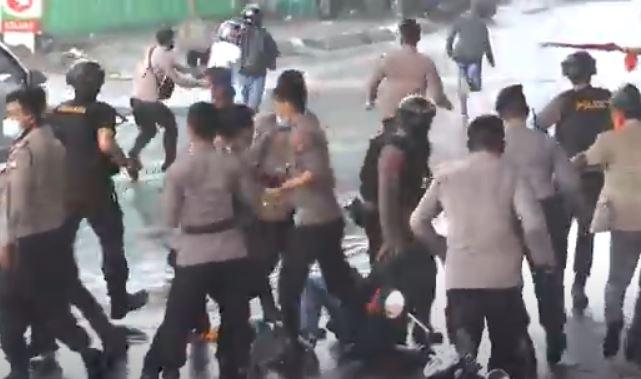 title Demo Aliansi Mahasiswa di KPU Sulsel Rusuh, Polisi Tembakkan Gas Air Mata Demo Aliansi Mahasiswa di KPU Sulsel Rusuh, Polisi Tembakkan Gas Air Mata