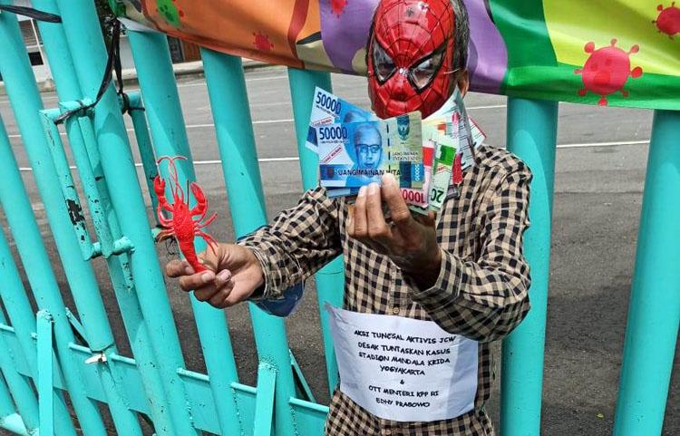 Desak Penuntasan Korupsi Stadion Mandala Krida, Aktivis JCW Bertopeng Super Hero