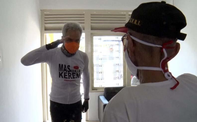 Begini Gaya Hormat Ganjar saat Mendatangi Rumah Veteran Kapten Sanjoto Pasca Renovasi	