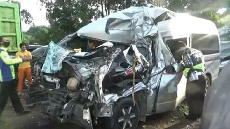 Mobil Travel Berpenumpang 13 Orang Tabrak Truk Di Tol Purbaleunyi, 7 ...