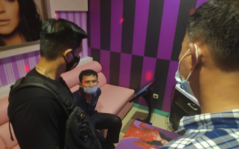 title Murka Istri Diselingkuhi, Pemicu Rivat Bunuh Tetangga di Tempat Karaoke Murka Istri Diselingkuhi, Pemicu Rivat Bunuh Tetangga di Tempat Karaoke