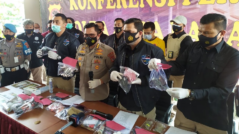 title Ini Barang Bukti yang Disita dari Pemuda Tasikmalaya Penjual Senpi Ilegal Ini Barang Bukti yang Disita dari Pemuda Tasikmalaya Penjual Senpi Ilegal