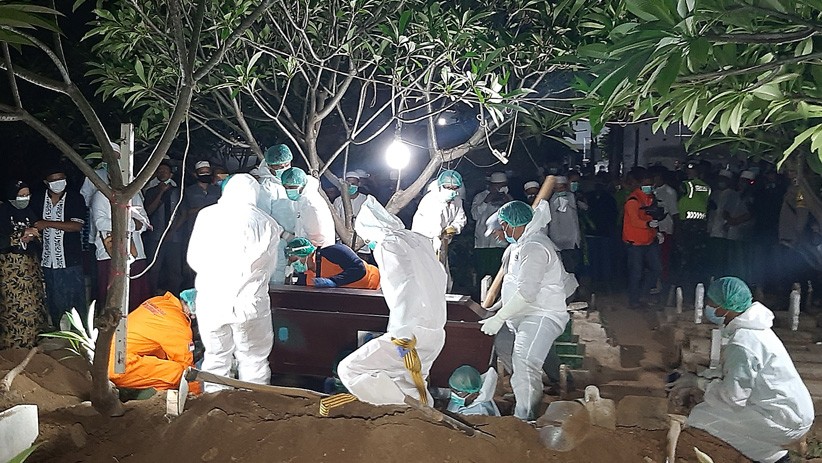 Pemakaman Bupati Situbondo Dadang Wigiarto dengan Protokol Covid-19 - Bagian 1