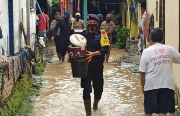 Brimob Bantu Evakuasi Korban Banjir di Tebingtinggi, Ribuan Rumah Terendam