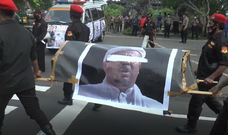 Demo Penolakan FPI di Bali, Massa Bawa Keranda Bergambar Habib Rizieq