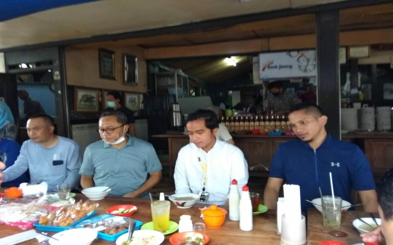 title Datang ke Solo, Zulkifli Hasan dan Mumtaz Rais Langsung Sarapan Bareng Gibran Datang ke Solo, Zulkifli Hasan dan Mumtaz Rais Langsung Sarapan Bareng Gibran