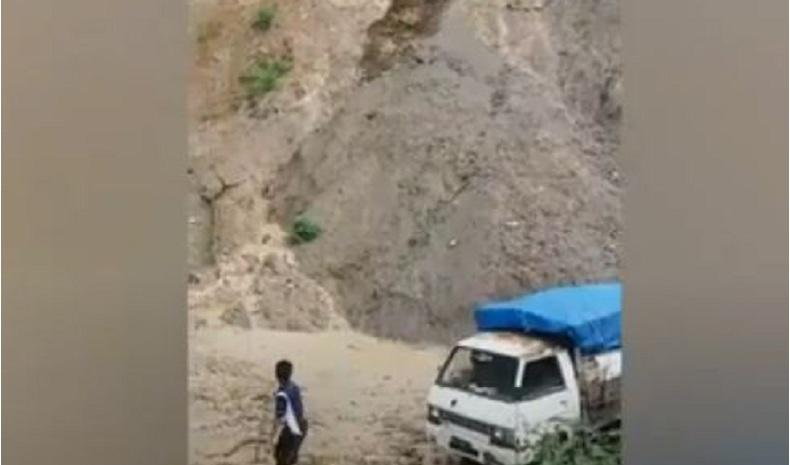 Nekat Terobos Jalur Longsor di Agam, Mobil Sayur dan Penumpang Nyaris Celaka