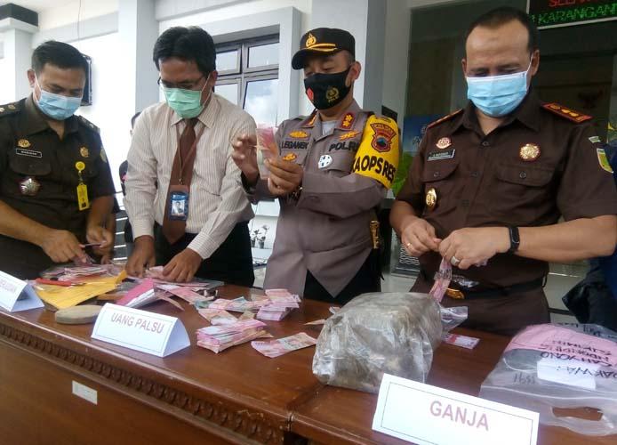 Kejari Karanganyar Musnahkan Barang Bukti Narkoba, Uang Palsu hingga Senjata Api