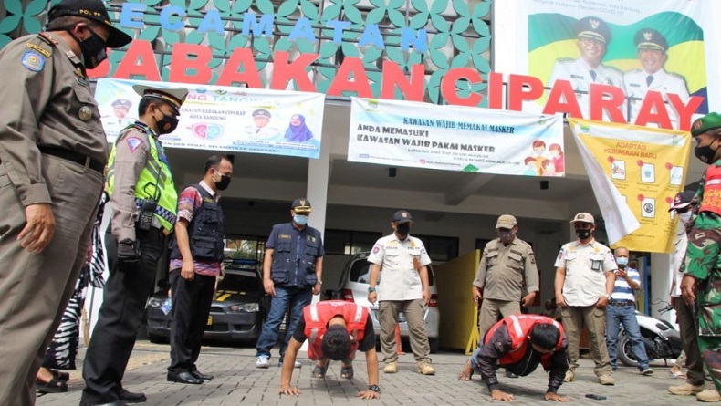 Puluhan Pelanggar Prokes Terjaring Razia di Babakan Ciparay dan Pasar Kordon Bandung