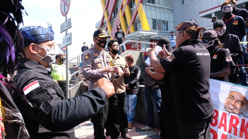 Timbulkan Kerumunan Massa, Aksi Tolak Habib Rizieq Dibubarkan Polisi di Magelang - Bagian 2