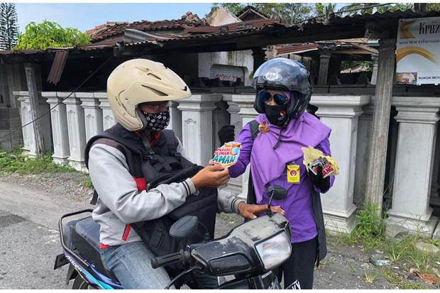 Bawaslu Sleman Bagikan Ribuan Stiker Ajak Masyarakat Awasi Pilkada