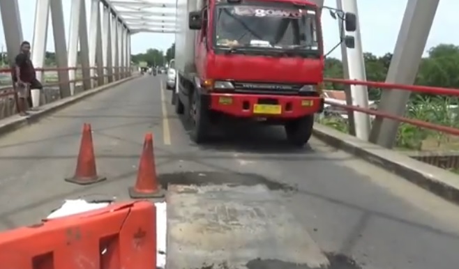 Lantai Jembatan Poncol Ambrol, Kendaraan Berat Dilarang Lewat Pejagan Brebes