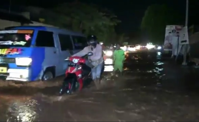 Banjir Bandang Terjang Jalan Deandels Tuban, Aktivitas Warga Terganggu