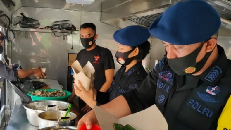 Bantu Korban Banjir Tebingtinggi, Brimob Polda Sumut Bangun Dapur Umum