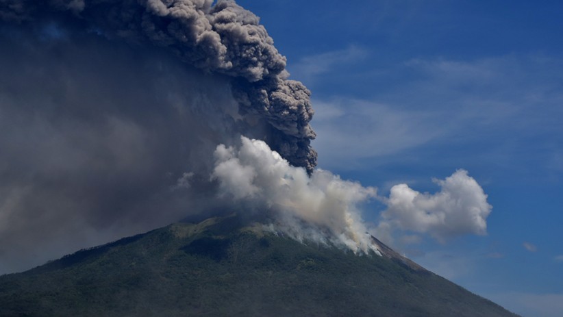 Penampakan Gunung Api Ili Lewotolok NTT Erupsi - Bagian 1