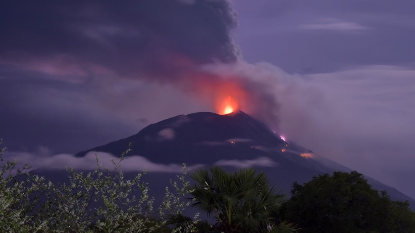 Penampakan Gunung Api Ili Lewotolok NTT Erupsi - Bagian 2