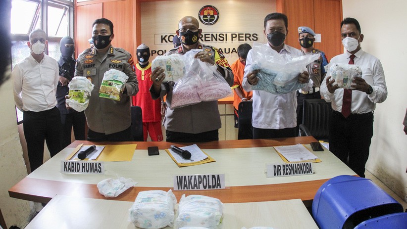 Polda Kepri Gagalkan Peredaran 8 Kg Sabu dan 20.000 Pil Ekstasi Asal Malaysia - Bagian 1