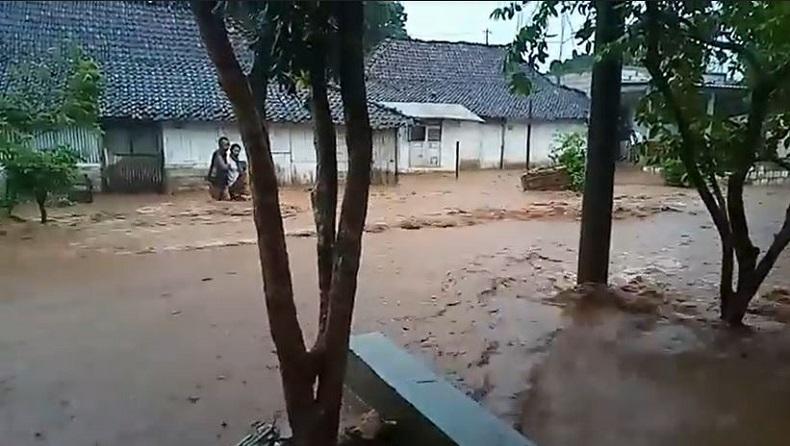 Banjir Surut, Warga Desa di Bojonegoro Mulai Bersihkan Rumah dari Lumpur dan Air