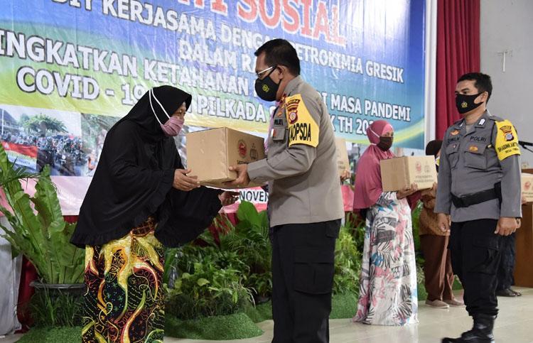 Dukung Ketahanan Pangan di Tengah Pandemi Covid-19, Polda DIY Bagikan Pupuk kepada Petani