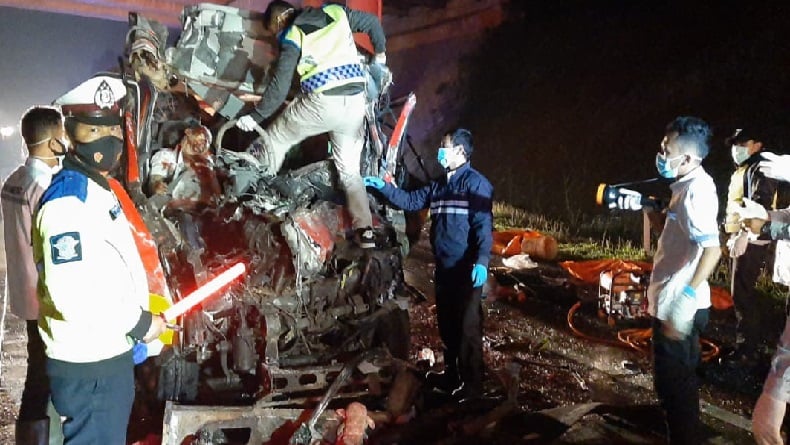 Selain Penumpang, Elf yang Tabrak Truk di Tol Cipali Juga Angkut Motor