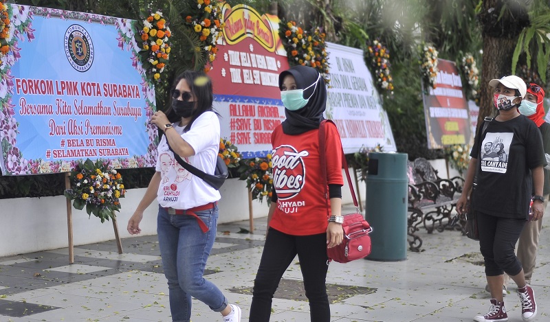 Balai Kota Surabaya Banjir Karangan Bunga dari Pendukung Risma 