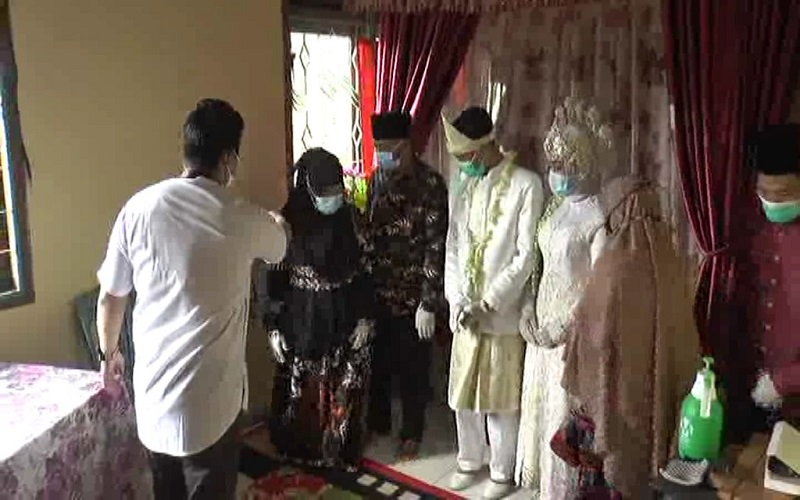Cegah Kerumunan, Ini yang Dilakukan Puluhan Pasangan Pengantin di Pagar Alam