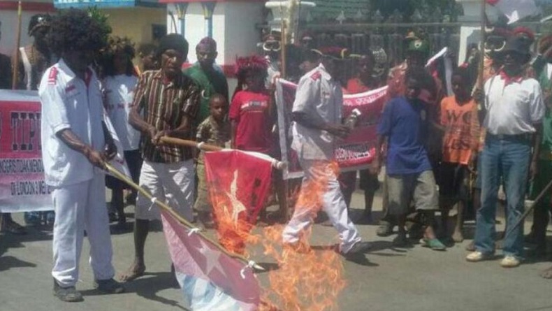 Jelang HUT OPM, Warga Gelar Aksi Bakar Bendera Bintang Kejora di Papua