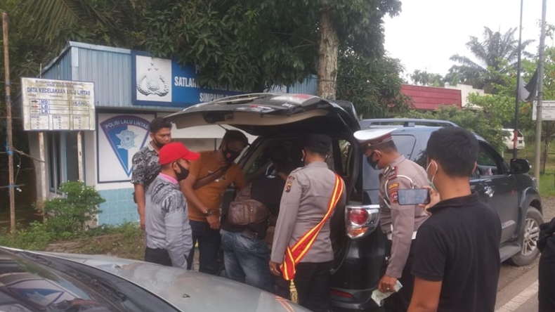 Naik Fortuner sambil Bawa 46 Kg Merkuri, Pria di Dharmasraya Ditangkap Polisi