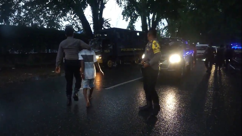 Seperti Film Action, 2 Pemuda di Timika Berkelahi Sengit di Tengah Guyuran Hujan
