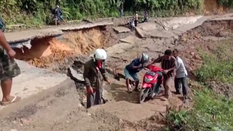 Jalan Penghubung ke-11 Nagari di Sijunjung Amblas