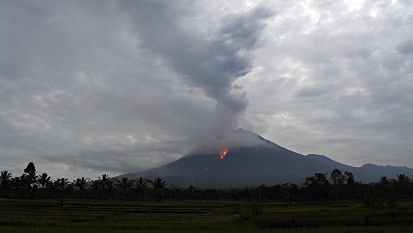 Penampakan Gunung Semeru Meletus Luncurkan Awan Panas Sepanjang 11 Km - Bagian 3